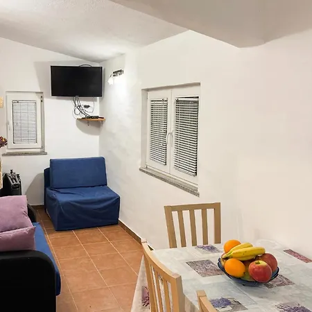 1 Bedroom Amazing In Apartamento Pula